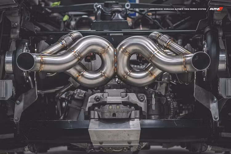 AMS Performance đã trang bị một bộ tăng áp kép cho Lamborghini Huracan Performante để có thể tăng công suất. Theo công bố tiêu chuẩn, động cơ V10 5.2 lít tạo ra công suất 630 mã lực và mô-men xoắn cực đại 601 Nm.