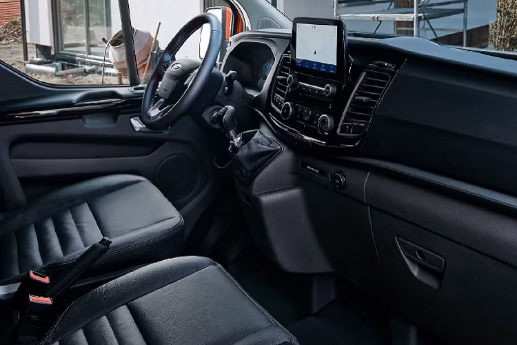 Cả hai phiên bản trên đều được trang bị bộ vi sai chống trượt giới hạn mới và hệ thống kiểm soát lực kéo được tinh chỉnh lại, được thiết kế để tăng lực kéo trên các bề mặt trơn trượt. Tuy nhiên, Ford Transit Trail cũng sẽ có sẵn với hệ thống dẫn động bốn bánh "thông minh" của Ford.