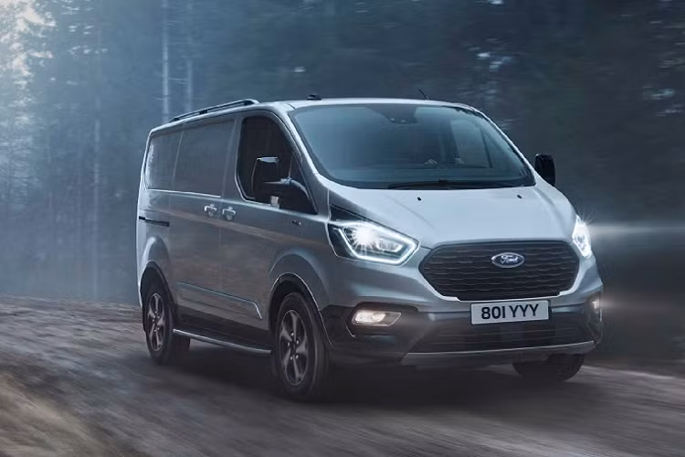 Tuy nhiên, khách hàng chọn Ford Tourneo 2020 mới phiên bản Custom Active chỉ nhận được một kiểu thân xe - MPV dựa trên mẫu xe van tám chỗ - nhưng cùng một tùy chọn 3 động cơ diesel Transit Custom Trail. Với những khách hàng lựa chọn biến thể Transit Custom Active, họ có thể lựa chọn cấu hình cabin đơn, cabin đôi cũng như các phiên bản kéo dài hoặc thu hẹp trục cơ sở.