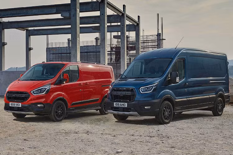 Tuy nhiên, biến thể Transit Custom Trail cung cấp thêm cấu hình động cơ hiệu quả cao hơn nhờ công nghệ hybrid sử dụng hệ thống điện 48 volt. Hệ thống này hoạt động nhờ cơ chế thu hồi năng lượng phanh tái sinh và sử dụng năng lượng này khi xe đang chịu tải. Ngoài biến thể off-road của Transit ra, hãng xe Mỹ cũng hy vọng sẽ đa dạng hóa các dòng xe khách của mình hơn với việc ra mắt thêm biến thể Active cho mẫu xe Ford Tourneo và Ford Transit Custom.