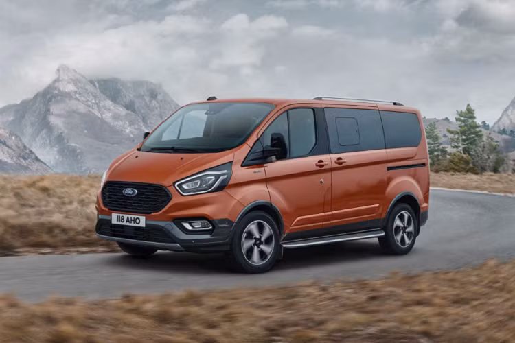 Biến thể Ford Transit Active 2020 mới được trang bị bộ mâm xe hợp kim 17 inch, lưới tản nhiệt mới, ốp thân xe đi kèm với các trang bị tiêu chuẩn gồm giá nóc. Bên trong, nội thất của biến thể Active trang bị ghế bọc da, trong khi đó phiên bản Tourneo Custom Active sở hữu các điểm nhấn trang trí màu xanh trên bảng đồng hồ táp lô.