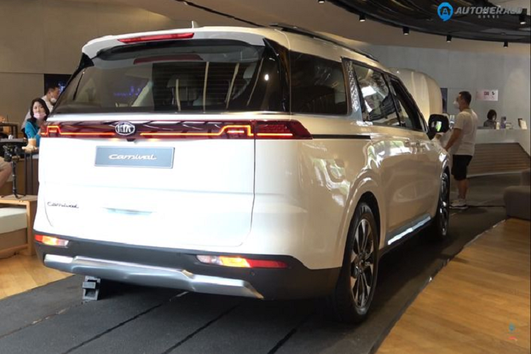 Tại Hàn Quốc, giá xe Kia Sedona 2021 thế hệ mới có giá bán từ 31,6 triệu won đến 42,36 triệu won (khoảng 614,9 - 824,3 triệu đồng). Với những cải tiến đầy sức hút, Kia Sedona 2021 có lẽ sẽ sớm được Thaco phân phối tại thị trường Việt Nam dưới dạng xe lắp ráp, trực tiếp "đe dọa" Mitshubishi Xpander và Ford Tourneo.