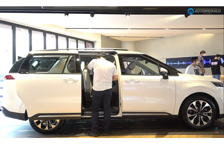 Về truyền động, Kia Sedona 2021 ở Hàn Quốc sẽ được bán với 3 lựa chọn động cơ, gồm một máy dầu diesel Smartsteam 2.2L sản sinh công suất 199 mã lực và mô-men xoắn cực đại 440Nm, máy xăng MPi 3.5L công suất 268 mã lực và 332Nm, cuối cùng là một động cơ GDi V6 3.5L mạnh 290 mã lực và 355Nm. Tất cả các động cơ đều ghép nối với hộp số tự động 8 cấp tiêu chuẩn.