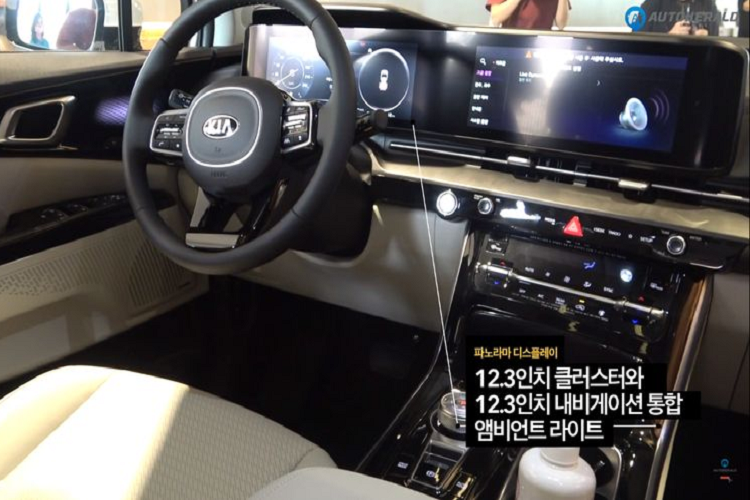 Kia Sedona mới được trang bị cặp màn hình kép 12,3 inch - một cho hệ thống thông tin giải trí và một cho đồng hồ công-tơ-mét dạng LCD nối dài, chi tiết này càng làm tăng sự sang trọng của chiếc MPV.