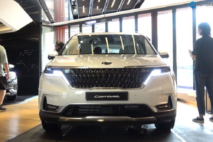 Những thay đổi tiếp tục ở bên hông khi trục C của Kia Sedona thế hệ mới được thiết kế với viền crome sáng màu tạo cảm giác cao cấp hơn. Phía sau xe nổi bật với cụm đèn hậu dạng LED thẳng, liền mạch với hoạ tiết thanh mảnh, có chút điệu đà kết hợp cùng tấm bảo vệ gầm màu sáng khiến Sedona trông như thể một chiếc SUV.