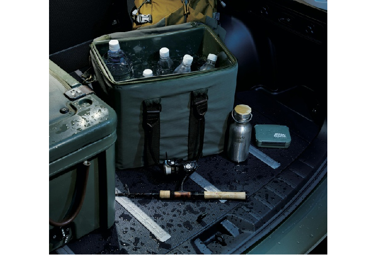 Nội thất X-Edition được nhà sản xuất đặc biệt chú trọng. Nhờ kết hợp chất liệu vải sợi và da nhân tạo, nội thất xe có thể chống thấm nước hiệu quả. Lót cốp cũng có khả năng tương tự, cho phép chứa đồ sũng nước mà không phải quá lo lắng.