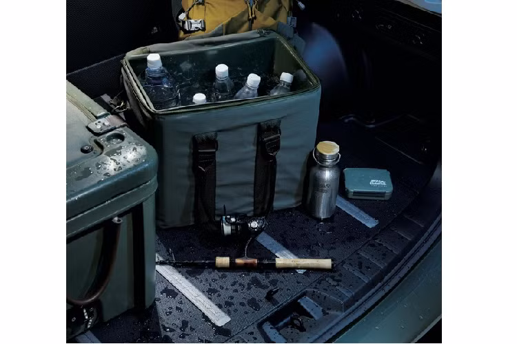 Nội thất X-Edition được nhà sản xuất đặc biệt chú trọng. Nhờ kết hợp chất liệu vải sợi và da nhân tạo, nội thất xe có thể chống thấm nước hiệu quả. Lót cốp cũng có khả năng tương tự, cho phép chứa đồ sũng nước mà không phải quá lo lắng.