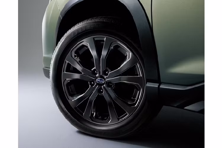 X-Edition được thiết kế rộng rãi, sở hữu bộ mâm nhôm màu xám kim loại 18-inch kết hợp với sơn đen lưới tản nhiệt, logo hãng xe ôtô Subaru và viền đèn sương mù. Những thay đổi này giúp SUV mới trông hầm hố hơn.