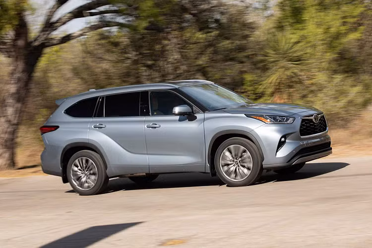 Ngoài việc điều chỉnh phân bổ mô-men xoắn giữa bánh trước và sau, hệ thống tiên tiến này sử dụng các khớp nối đặc biệt ở trục và cầu để chủ động quản lý phân phối mô-men xoắn giữa bánh sau, bên trái và bên phải. Để tăng khả năng vận hành, người lái có thể chọn nhiều chế độ lái như: Mud &amp; Sand hay Rock &amp; Dirt và có thể theo dõi sự phân bổ mô-men xoắn và kiểm soát trượt trên Màn hình đa thông tin (MID).