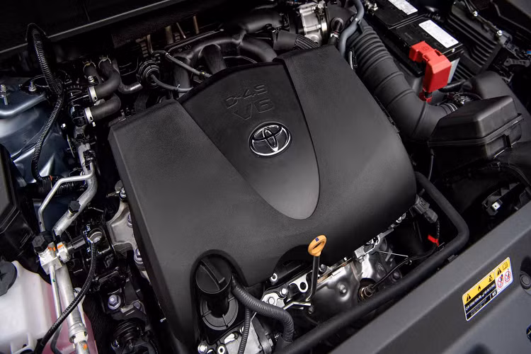 Phiên bản Limited của dòng Toyota Highlander thế hệ mới này sử dụng động cơ V6 dung tích 3.5L hút khí tự nhiên Atkinson này sản sinh công suất tối đa 295 mã lực tại 6.000 v/p và mô-men xoắn cực đại 356Nm tại 4.700 v/p, đi cùng khả năng kéo 2,2 tấn (5.000 pound). Động cơ sử dụng kết hợp với hộp số tự động 8 cấp (Direct Shift), đi kèm với hệ dẫn động bốn bánh toàn thời gian (AWD) hoặc cầu trước (FWD).