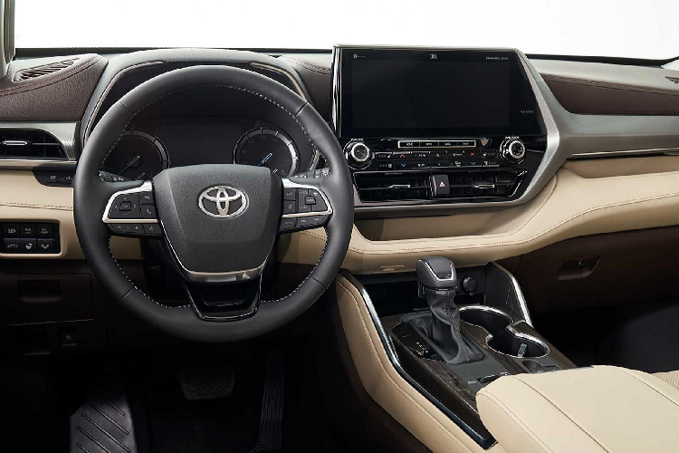 Các nhà thiết kế của Toyota đã thiết kế chi xe cụm lưới tản nhiệt mới hình thang nhỏ gọn hơn, phía trên tích hợp thanh mạ crôm sáng bóng với logo Toyota chính giữa làm điểm nhấn tạo nên sự bề thế và cân đối cho phần đầu Highlander mới. Nội thất Highlander 2020 phiên bản Limited mang thiết kế tiệm cận sang trọng với bảng táp-lô đa tầng, sử dụng hệ thống đa phương tiện mới nhất