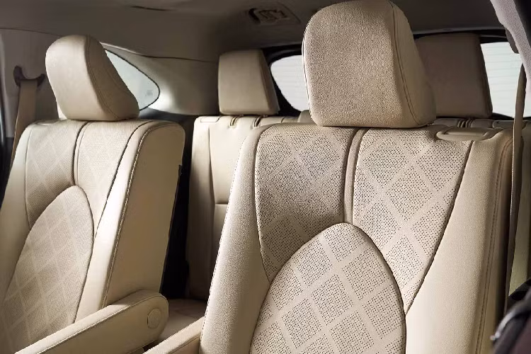 Xe được trang bị kết nối Apple Car Play/Android Auto, tương thích Alexa In-Car, radio SiriusXM, kết nối Wi-Fi,... thông qua màn hình cảm ứng 12,3 inch, màn hình hỗ trợ lái 7 inch trên bản cao cấp, sử dụng loa cao cấp. Ngoài ra, “Innova Mỹ” còn sở hữu nhiều “đồ chơi” khác như: cửa sổ trời toàn cảnh, ghế lái chỉnh điện 10 hướng ghế bọc da cao cấp đục lỗ,… và hơn thế nữa.