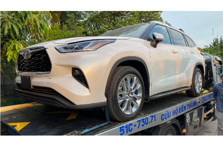 Hình ảnh chiếc Toyota Highlander 2020 mới thế hệ thứ tư được đưa về nước được nhập khẩu trực tiếp từ Mỹ một đại lý tư nhân ở TP HCM. Chiếc Highlander 2020 được đưa về thuộc phiên bản Limited cao cấp có giá bán khởi điểm từ 42.000 – 47.000 USD tại Mỹ (khoảng 980 – 1,096 tỷ đồng), xe thuộc cấu hình động cơ V6 3.5L chứ không phải là động cơ I4 2.7L tiêu chuẩn.