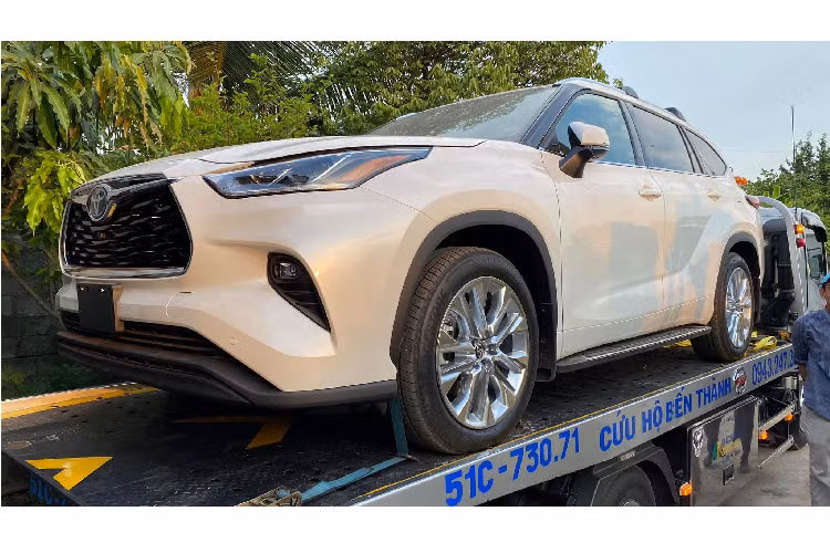 Hình ảnh chiếc Toyota Highlander 2020 mới thế hệ thứ tư được đưa về nước được nhập khẩu trực tiếp từ Mỹ một đại lý tư nhân ở TP HCM. Chiếc Highlander 2020 được đưa về thuộc phiên bản Limited cao cấp có giá bán khởi điểm từ 42.000 – 47.000 USD tại Mỹ (khoảng 980 – 1,096 tỷ đồng), xe thuộc cấu hình động cơ V6 3.5L chứ không phải là động cơ I4 2.7L tiêu chuẩn.