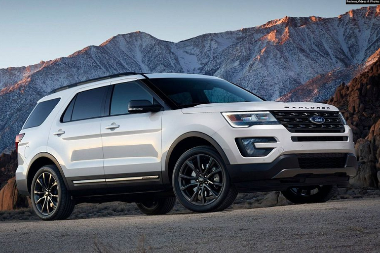 Về tổng quan, gói trang bị trên Ford Explorer 2021 mới hứa hẹn về một diện mạo cao cấp hơn nhờ các bánh xe kích thước 20-inch màu Xám Carbonized độc đáo, phối màu nhuần nhuyễn với tấm lưới tản nhiệt, tấm ốp bảo vệ dưới gầm, dòng chữ trên mui xe, cũng như hệ thống ống xả kép mạ crôm. Bên trong khoang cabin, sẽ sở hữu hệ thống ghế ngồi 2 tông màu ActiveX Light Slate với các đường chỉ tạo điểm nhấn, phối màu “ăn ý” với khu vực bảng điều khiển trung tâm và các tấm nẹp cửa.
