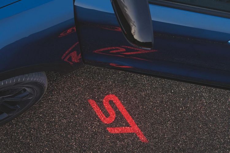 Cụ thể hơn, mẫu xe SUV Ford Explorer ST 2020 chiếm 21% tổng doanh số của dòng sản phẩm Explorer, với gần 28% khách hàng đến từ thị trường xe sang. Ngoài ra, model 400 mã lực này đã và đang giúp Explorer giữ vững được danh hiệu chiếc SUV bán chạy nhất mọi thời đại của người Mỹ.