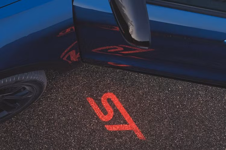 Cụ thể hơn, mẫu xe SUV Ford Explorer ST 2020 chiếm 21% tổng doanh số của dòng sản phẩm Explorer, với gần 28% khách hàng đến từ thị trường xe sang. Ngoài ra, model 400 mã lực này đã và đang giúp Explorer giữ vững được danh hiệu chiếc SUV bán chạy nhất mọi thời đại của người Mỹ.