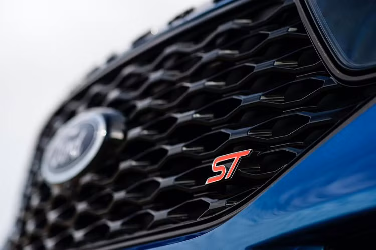 Cũng trong cùng một thông cáo báo chí, Ford đã đề cập về kết quả kinh doanh rất khả quan của chiếc Explorer ST mới. Rõ ràng, chiếc SUV hiệu suất cao này đang vượt qua mức kỳ vọng doanh số ban đầu và thu hút những khách hàng mới, những người chấp nhận “canh bạc” đánh đổi 1 chiếc SUV hạng sang đến từ châu Âu để sở hữu một mẫu Explorer ST.