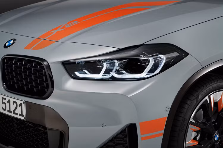 Những mẫu xe thuộc dòng này còn được trang bị thêm gói BMW Individual High-Glo Line với các trang bị mở rộng với các chi tiết màu đen đầy hầm hố như lưới tản nhiệt, các phần nẹp được sơn đen và cả phần ống xả cũng được sơn đen, đem lại cho xe một vẻ ngoài đầy hầm hố, thể thao và hấp dẫn.