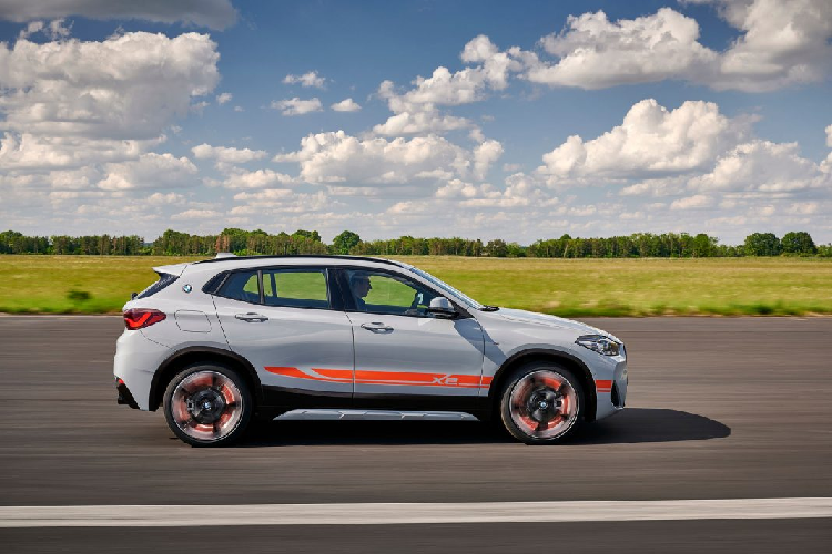 Ngoài ra, BMW X2 M 2021 bản đặc biệt còn mang trên mình những chi tiết decal trang trí đặc trưng. Những chi tiết decal này bao gồm một đường chạy dọc trên capo xe và hai đường kẻ bên hông xe với logo X2 đầy cá tính. Đối với phiên bản màu xám Brooklyn Grey và màu đen Sapphire Black, BMW sẽ trang bị những đường decal màu cam đầy nổi bật. Đối với những màu sắc còn lại như trắng Alpine White, xanh Phytonic Blue hay cam Sunset Orange, BMW sẽ đem tới những chi tiết decal trang trí màu đen.