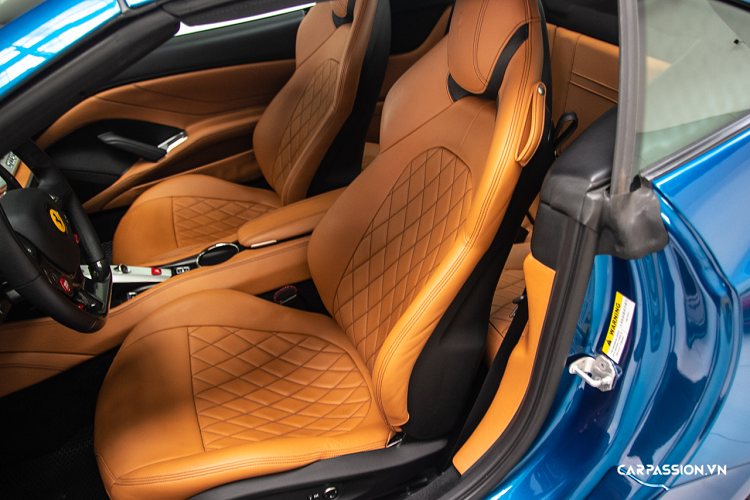 Chiếc xe vẫn được trang bị một số chi tiết carbon như lẫy chuyển số hay một số chi tiết ốp trên vô lăng. Bảng đồng hồ hiển thị kĩ thuật được thiết kế với đồng hồ hiển thị vòng tua máy đặt giữa, bên phải là đồng hồ hiển thị tốc độ, bên trái là màn hình điện tử hiển thị thông tin như các chế độ lái,…