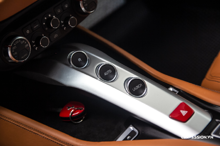 Một cải tiến khác của chiếc xe đáng ghi nhận chính là việc giảm 15% ô nhiễm khí thải so với người tiền nhiệm được trang bị động cơ hút khí tự nhiên. Mặt khác, với động cơ tăng áp kép, California T mạnh hơn so với người tiền nhiệm khoảng 100 mã lực, đem lại trải nghiệm tuyệt vời hơn cho người cẩm lái.