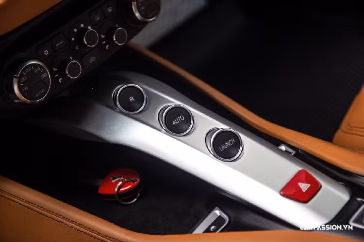 Một cải tiến khác của chiếc xe đáng ghi nhận chính là việc giảm 15% ô nhiễm khí thải so với người tiền nhiệm được trang bị động cơ hút khí tự nhiên. Mặt khác, với động cơ tăng áp kép, California T mạnh hơn so với người tiền nhiệm khoảng 100 mã lực, đem lại trải nghiệm tuyệt vời hơn cho người cẩm lái.