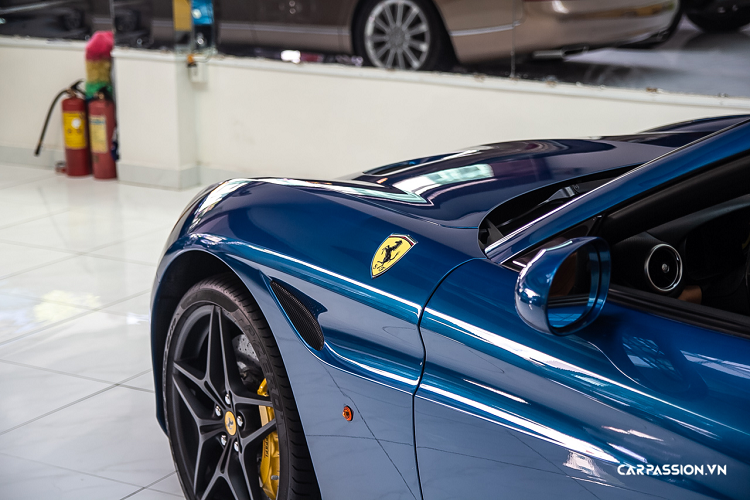 So với California, phiên bản mới này sở hữu những chi tiết như ngoại thất mới, khung gầm được sửa đổi và quan trọng nhất chính là việc động cơ của chiếc xe đã được nâng cấp bộ tăng áp. Đây cũng chính là kí hiệu “T” trong từ “Turbo” mà hãng siêu xe Ferrari đã sử dụng để đặt tên cho chiếc xe thể thao của mình.