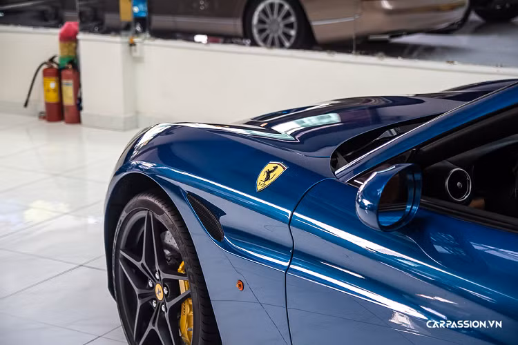 So với California, phiên bản mới này sở hữu những chi tiết như ngoại thất mới, khung gầm được sửa đổi và quan trọng nhất chính là việc động cơ của chiếc xe đã được nâng cấp bộ tăng áp. Đây cũng chính là kí hiệu “T” trong từ “Turbo” mà hãng siêu xe Ferrari đã sử dụng để đặt tên cho chiếc xe thể thao của mình.