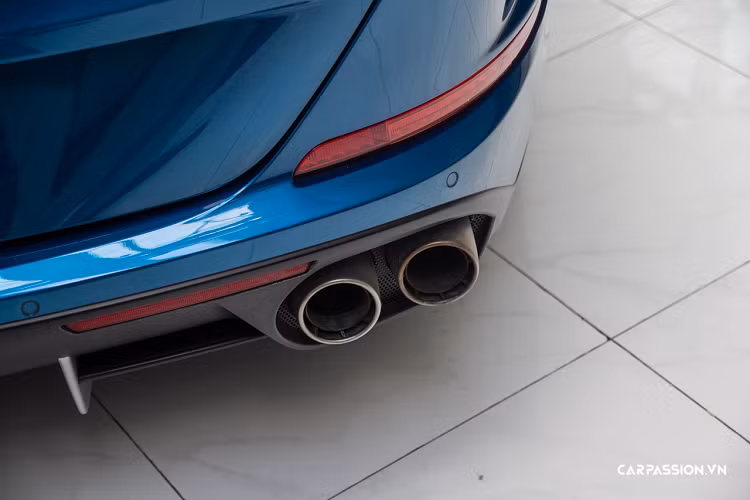 Phần mui cứng này sẽ được thu lại vào trong khoang hành lý của xe. Thêm vào đó, kể cả khi mở mui, khoang hành lý của xe vẫn có thể chứa được khoảng 2 chiếc vali tầm trung. 