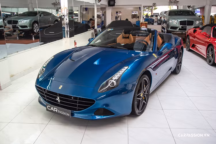 Số lượng Ferrari California T tại Việt Nam không nhiều, chỉ có 2 chiếc đều mang trên mình màu sắc nguyên bản là màu Blu Corsa – Một trong những màu sắc “gắn liền” với dòng xe này. Khác với chiếc California T được thay đổi màu sơn thành tím nhám, chiếc xe này vẫn được giữ lại màu sắc nguyên bản. Nếu những dòng Ferrari khác như 488 hay F12 Berlinetta đem lại cảm giác thể thao thì chiếc California T này lại có phần sang trọng, thời trang nhưng cũng đồng thời không đánh mất đi yếu tố thể thao của thương hiệu xe hơi Ý.