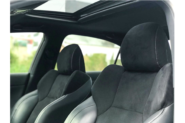 Ngoại thất Lexus IS250 được trang bị gói nâng cấp F-Sport với bodykits và lưới tản nhiệt thể thao, bodylip bên dưới cản trướt và cánh lướt gió liền thân phía sau. Đèn pha HID tích hợp LED chiếu sáng ban ngày. Tổng thể chiếc sedan trông hài hoà hơn với bộ mâm hợp kim nhôm 18 inch sơn màu xám trang nhã đi cùng với lốp 225/40R18 (trước) và 255/40R18 (phía sau).