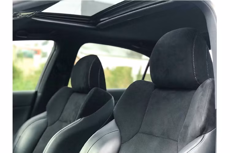 Ngoại thất Lexus IS250 được trang bị gói nâng cấp F-Sport với bodykits và lưới tản nhiệt thể thao, bodylip bên dưới cản trướt và cánh lướt gió liền thân phía sau. Đèn pha HID tích hợp LED chiếu sáng ban ngày. Tổng thể chiếc sedan trông hài hoà hơn với bộ mâm hợp kim nhôm 18 inch sơn màu xám trang nhã đi cùng với lốp 225/40R18 (trước) và 255/40R18 (phía sau).