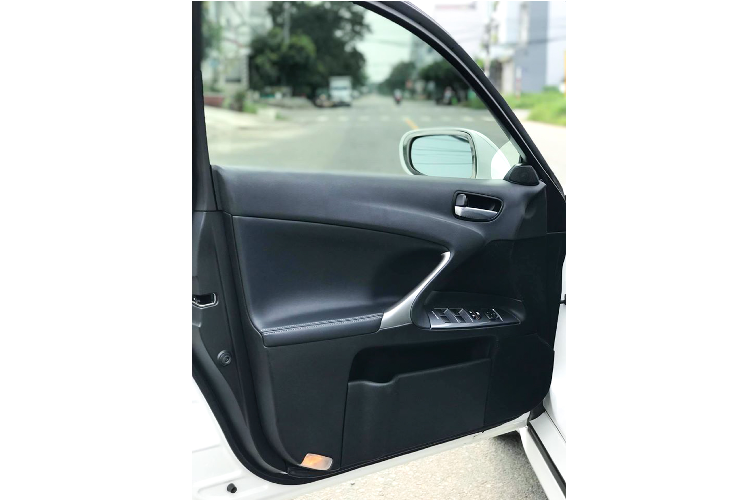 Nội thất của Lexus IS250 khá đẹp vẫn vẫn còn rất chất sau nhiều năm sử dụng. Phiên bản F-Sport này được trang bị bộ ghế thể thao bọc da pha vải Alcantara (da lộn), ốp trần thể thao. Vô lăng F-Sport bọc da đục lổ, đa nút chức năng + lẫy chuyển số, khởi động Start/Stop, cửa sổ trời, pedan thể thao, màn hình Navi,...