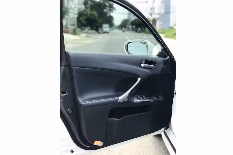 Nội thất của Lexus IS250 khá đẹp vẫn vẫn còn rất chất sau nhiều năm sử dụng. Phiên bản F-Sport này được trang bị bộ ghế thể thao bọc da pha vải Alcantara (da lộn), ốp trần thể thao. Vô lăng F-Sport bọc da đục lổ, đa nút chức năng + lẫy chuyển số, khởi động Start/Stop, cửa sổ trời, pedan thể thao, màn hình Navi,...