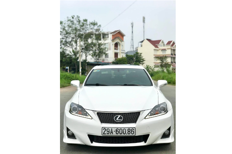 Mẫu xe sang Lexus IS 250 F-Sport có 02 phiên bản dẫn động bốn bánh (AWD) và cầu sau (RWD) rất lý tưởng về mặt phân bổ trọng lượng giữa hai trục để xử lý tối đa. Sử dụng kết hợp với hộp số tự động 6 cấp (6AT) với lẫy chuyển số tích hợp trên vô lăng.