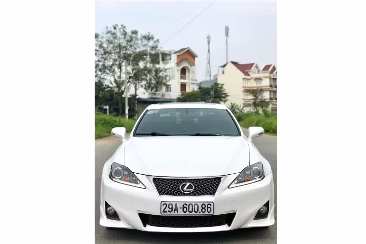 Mẫu xe sang Lexus IS 250 F-Sport có 02 phiên bản dẫn động bốn bánh (AWD) và cầu sau (RWD) rất lý tưởng về mặt phân bổ trọng lượng giữa hai trục để xử lý tối đa. Sử dụng kết hợp với hộp số tự động 6 cấp (6AT) với lẫy chuyển số tích hợp trên vô lăng.
