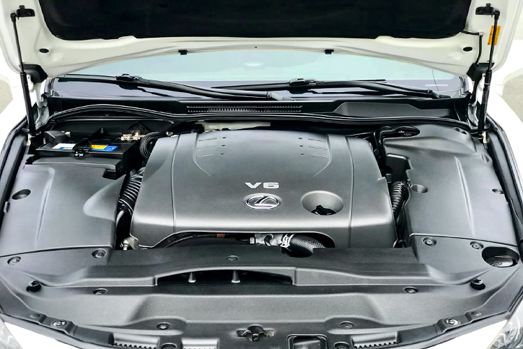 Phiên bản IS 250 này sử dụng động cơ V6 dung tích 2.5L hút khí tự nhiên (4GR-FSE) cho công suất tối đa 205 mã lực tại 6.000 vòng/phút và mô-men xoắn cực đại 250Nm tại 4.800 vòng/phút.