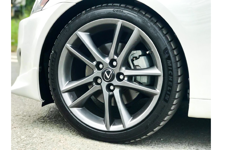 Ngoài ra, Lexus IS đời này còn có phiên bản IS 350 mạnh mẽ hơn sử dụng động cơ V6 3.5L cho công suất 306 mã lực và mô-men xoắn cực đại 375Nm. Tất cả hai động cơ V6 này của Lexus IS đều sử dụng công nghệ van biến thiên kép thông minh (Dual VVT-i), hệ thống điều khiển bướm ga điện tử (ETCS-i).