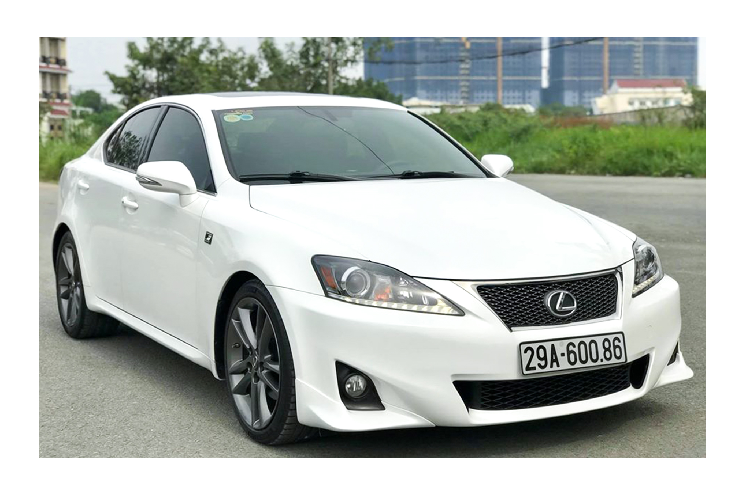 Tại thị trường Việt Nam, Lexus IS thế hệ thứ 2 (XE20; 2005 – 2015) có số lượng ít hơn các đối thủ cùng đời như Mercedes-Benz C-Class (W204) hay BMW 3 Series (E90/F30). Để lý giải điều này, từ trước đến nay tại Việt Nam dòng xe Lexus IS luôn được nhập khẩu tư nhân khi Lexus Việt Nam không phân phối dòng IS.