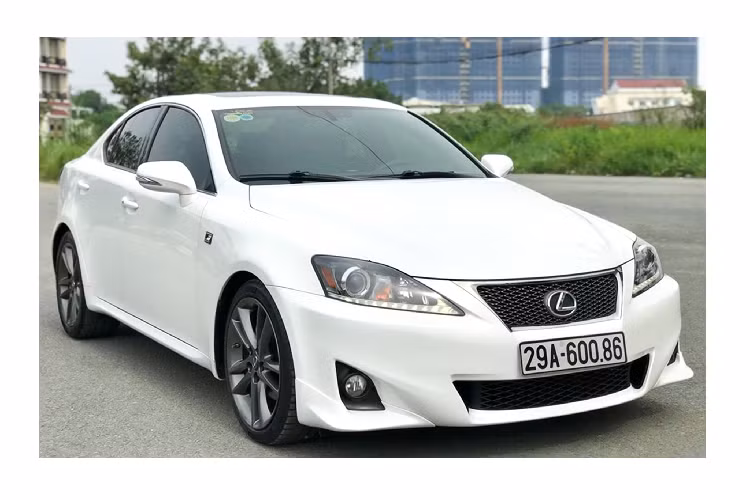 Tại thị trường Việt Nam, Lexus IS thế hệ thứ 2 (XE20; 2005 – 2015) có số lượng ít hơn các đối thủ cùng đời như Mercedes-Benz C-Class (W204) hay BMW 3 Series (E90/F30). Để lý giải điều này, từ trước đến nay tại Việt Nam dòng xe Lexus IS luôn được nhập khẩu tư nhân khi Lexus Việt Nam không phân phối dòng IS.