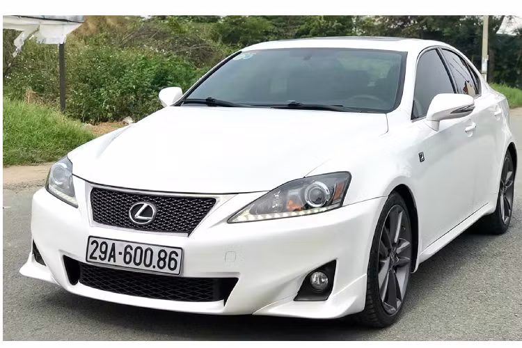 Chiếc Lexus IS 250 F-Sport đời 2011 này là một gợi ý dành cho những ai đang muốn nâng cấp lên xe sang để trải nghiệm với số tiền vừa phải, và chi phí nuôi dễ chịu hơn xe Đức. Hơn hết, người mua sẽ thụ hưởng được nhiều giá trị mà nó mang lại như: thương hiệu sang trọng, lịch lãm, khả năng vận hành mạnh mẽ, đầm chắc và độ an toàn cao,... điều mà người mua sẽ không tìm thấy khi lựa chọn “đập hộp” các mẫu xe phổ thông trong tầm giá 1 tỷ đồng.