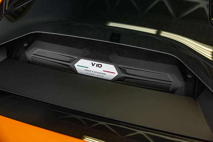 Trên Huracán EVO, Lamborghini đã trang bị thêm một màn hình cảm ứng kích thước 8,4 inch nhằm điều khiển hệ thống thông tin giải trí cũng như các cài đặt của xe. Bắt đầu từ đầu năm nay, tất cả những chiếc Lamborghini Huracán EVO được bán ra đều sẽ trang bị kèm hệ thống ra lệnh giọng nói với trợ lý ảo Alexa của Amazon.