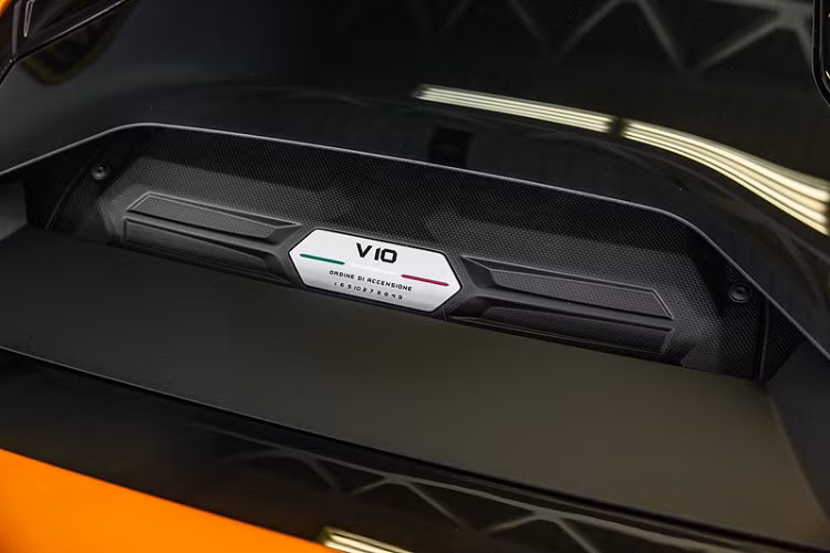 Trên Huracán EVO, Lamborghini đã trang bị thêm một màn hình cảm ứng kích thước 8,4 inch nhằm điều khiển hệ thống thông tin giải trí cũng như các cài đặt của xe. Bắt đầu từ đầu năm nay, tất cả những chiếc Lamborghini Huracán EVO được bán ra đều sẽ trang bị kèm hệ thống ra lệnh giọng nói với trợ lý ảo Alexa của Amazon.