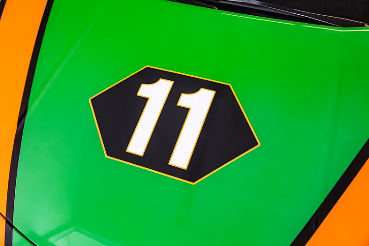 Ở ngoại thất, Huracán EVO sẽ có được màu sơn Verde Egeria làm chủ đạo, trong khi những đường kẻ sọc màu cam được hoàn thiện bằng màu sơn Arancio Aten và được ngăn cách với nhau bằng đường viền màu đen, phỏng theo màu sơn của chiếc Huracán GT3. Số “11” của chiếc xe giành chiến thắng cũng được đặt trên nắp capo cũng như ở đuôi xe.