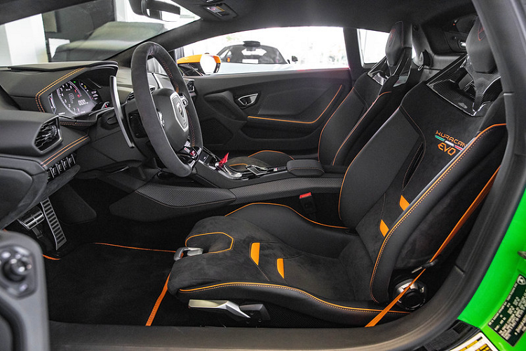 Bên trong, nội thất của xe được bọc da cao cấp và da lộn Alcantara màu đen làm chủ đạo, những đường viền và chỉ khâu màu cam tạo sự tương phản cho khoang lái. Xe được trang bị bộ ghế ngồi thể thao chỉnh tay, lưng ghế được làm bằng sợi carbon.