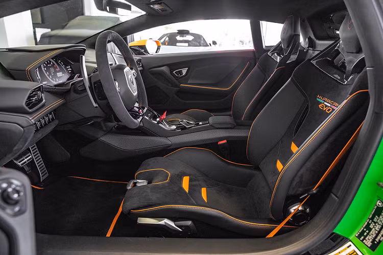 Bên trong, nội thất của xe được bọc da cao cấp và da lộn Alcantara màu đen làm chủ đạo, những đường viền và chỉ khâu màu cam tạo sự tương phản cho khoang lái. Xe được trang bị bộ ghế ngồi thể thao chỉnh tay, lưng ghế được làm bằng sợi carbon.