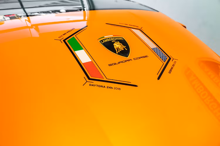 Thay thế cho logo Huracán EVO, hai logo Sebring 12h và Daytona 24h được đặt tại hốc gió bên dưới, trước bánh sau của xe. Lamborghini chỉ sản xuất 36 chiếc xe thuộc phiên bản này.