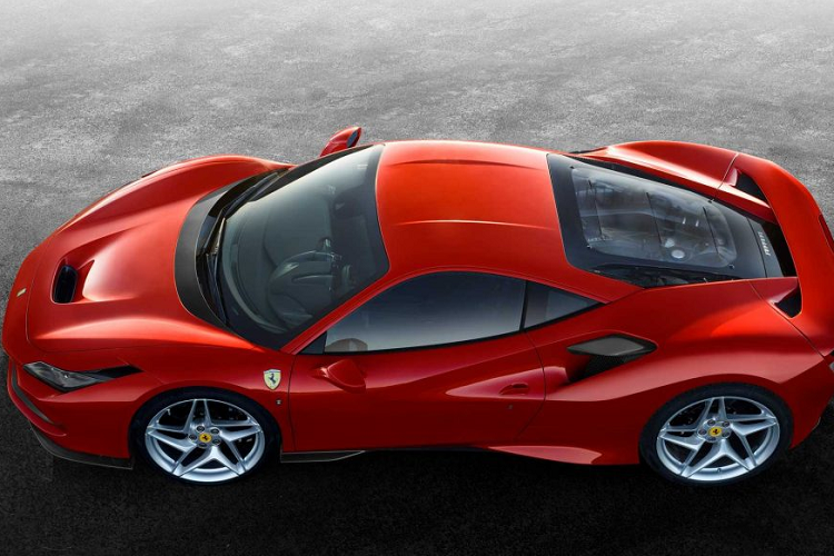 Ferrari F8 Tribtuo mới được biết đến là mẫu xe “kế nhiệm” dòng Ferrari 488 GTB. F8 Tributo thường được ca ngợi với thiết kế mang tính khí động học cao nhưng đồng thời không làm mất đi vẻ đẹp nghệ thuật vốn có của những chiếc siêu xe Ý. Xe sở hữu những “điểm sáng” trong kiểu dáng ngoại thất như các đường nét thừa hưởng thừa người đàn anh 488 GTB, đồng thời là phần đèn chiếu hậu kép dạng tròn thường thấy trên những mẫu Ferrari cổ điển từ thế kỉ trước.