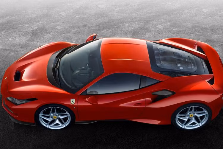 Ferrari F8 Tribtuo mới được biết đến là mẫu xe “kế nhiệm” dòng Ferrari 488 GTB. F8 Tributo thường được ca ngợi với thiết kế mang tính khí động học cao nhưng đồng thời không làm mất đi vẻ đẹp nghệ thuật vốn có của những chiếc siêu xe Ý. Xe sở hữu những “điểm sáng” trong kiểu dáng ngoại thất như các đường nét thừa hưởng thừa người đàn anh 488 GTB, đồng thời là phần đèn chiếu hậu kép dạng tròn thường thấy trên những mẫu Ferrari cổ điển từ thế kỉ trước.